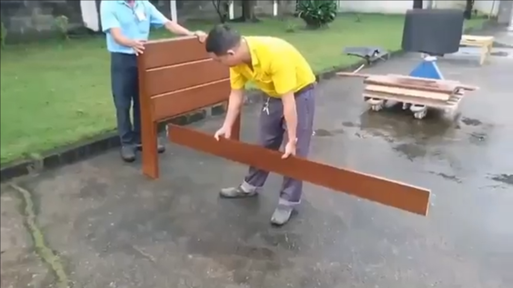 床組組裝影片畫面
