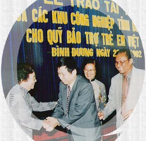 2002年金斧國際家具董事長與越南官員合照